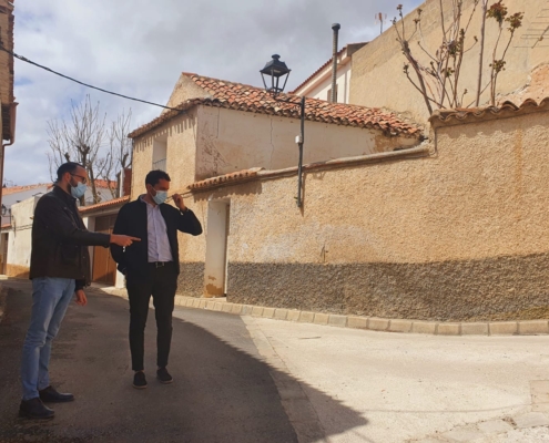 El vicepresidente de la Diputación, Fran Valera, junto al alcalde de San Pedro, Dani Sancha, recorre las calles de la localidad comprobando sus n ...