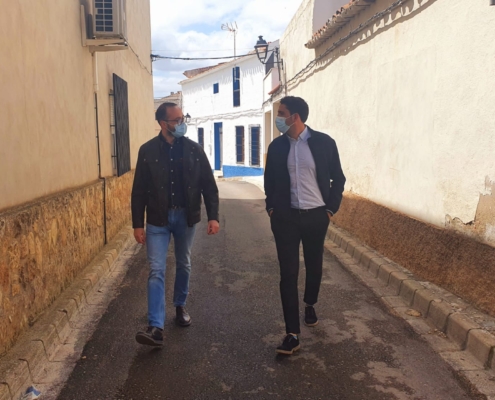 El vicepresidente de la Diputación, Fran Valera, junto al alcalde de San Pedro, Dani Sancha, recorre las calles de la localidad comprobando sus n ...