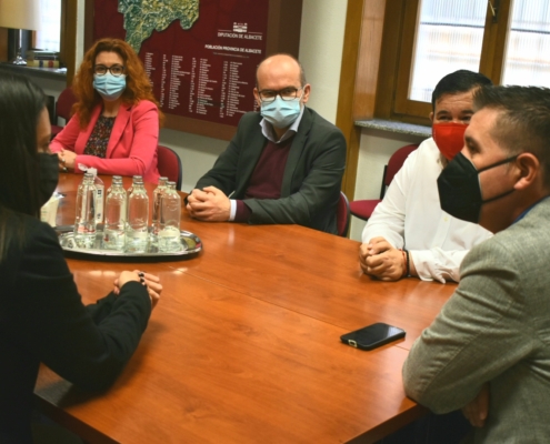 Imagen del encuentro entre el presidente de la Diputación de Albacete y su equipo del Área Social con la nueva consejera de Bienestar Social de  ...