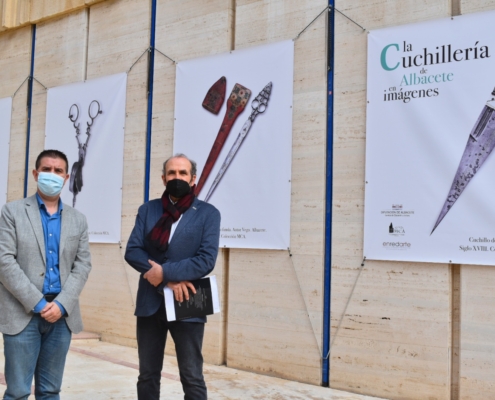 El presidente de la Diputación, Santi Cabañero, y el director del Museo Municipal de la Cuchillería de Albacete, Antonio Caulín, en la inaugur ...