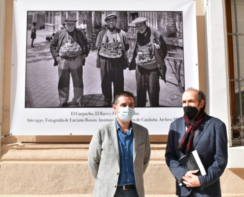 El presidente de la Diputación, Santi Cabañero, y el director del Museo Municipal de la Cuchillería de Albacete, Antonio Caulín, en la inaugur ...