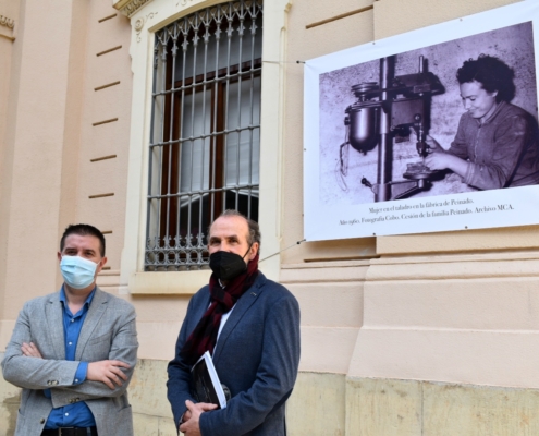 El presidente de la Diputación, Santi Cabañero, y el director del Museo Municipal de la Cuchillería de Albacete, Antonio Caulín, en la inaugur ...