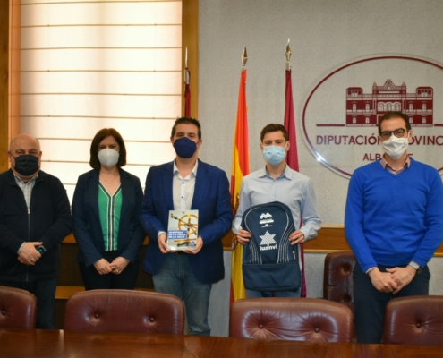 'Foto de familia' del recibimiento en la Diputación al único alumno albacetense finalista de la Olimpiada de la Física