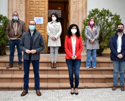 Foto de familia de la vista de Cabañero y Valera a Barrax junto a responsables municipales