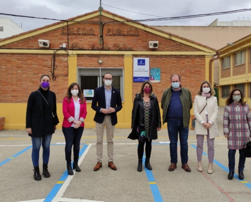 Foto de familia durante la visita del vicepresidente, Fran Valera, al CEIP Nuestra Señora de Belén de Almansa