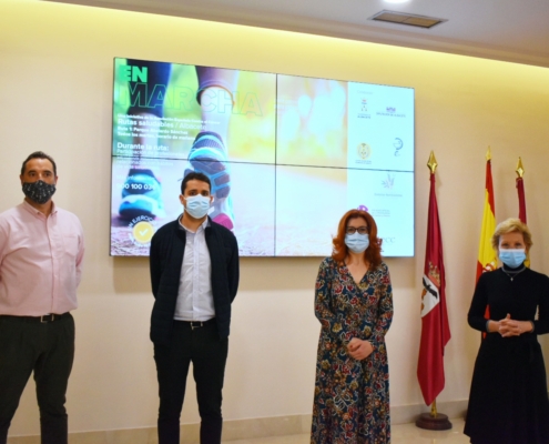 Foto de familia (sin patrocinadores) en la presentación de las Rutas Saludables de la AECC