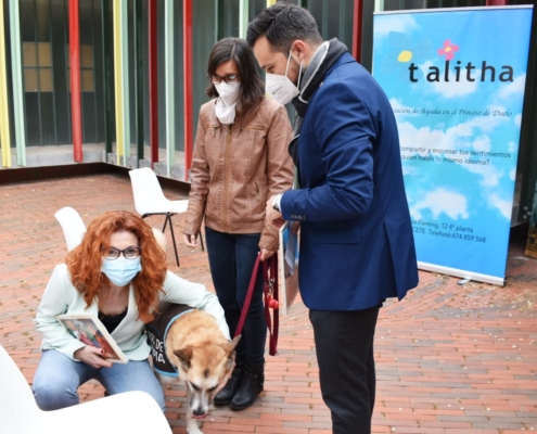 García y Zamora saludan a la perrita Arya y a su cuidadora