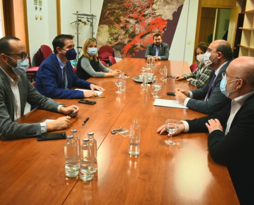 Imagen de la reunión mantenida entre Diputación y Junta en la Sala de Juntas de la institución provincial