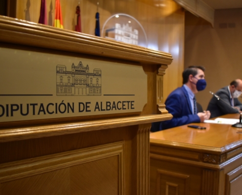 Imagen de la rueda de prensa ofrecida en la Diputación de Albacete por Santi Cabañero y Martínez Guijarro