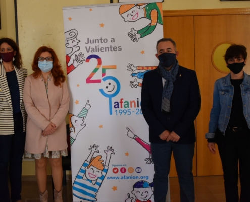 La diputada provincial, Juani García, junto al presidente de AFANION, Juan García, y a responsables del Ayuntamiento de Albacete (Ana Albaladejo ...