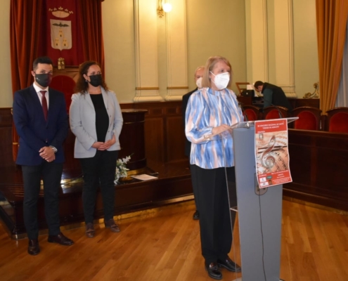 La presidenta de la AAOO, Pepi Martínez, durante la presentación