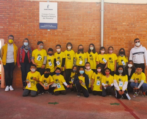 La vicepresidenta de la Diputación, Amparo Torres, junto con el alcalde de Férez, Francisco Javier Jaime, posando junto a alumnos y alumnas del  ...