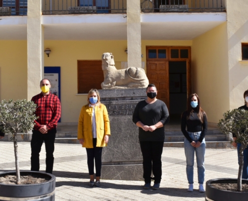 La vicepresidenta de la Diputación, Amparo Torres, posa en la entrada del Ayuntamiento de Balazote junto a responsables del Equipo de Gobierno, e ...