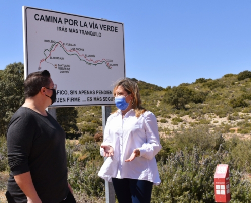 La vicepresidenta de la Diputación, Amparo Torres, y el alcalde de Balazote, Mateo Simarro, han visitado la Vía Verde a su paso por la localidad