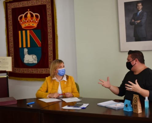 La vicepresidenta de la Diputación, Amparo Torres, conversa con el alcalde de Balazote, Mateo Simarro, en el Salón de Plenos del Ayuntamiento de ...