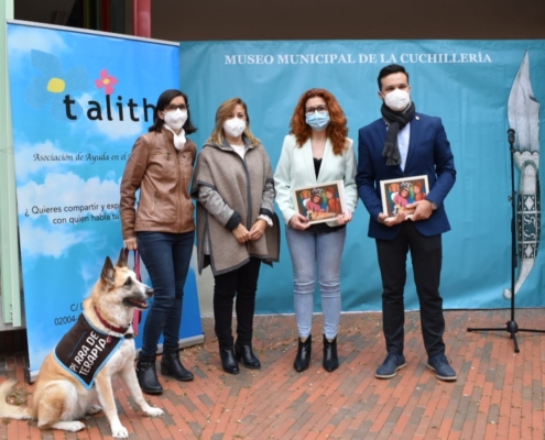 Miguel Zamora, Juani García, Pilar Martínez Tierraseca, Verónica Soler, y la perrita Arya durante la presentación del cuento