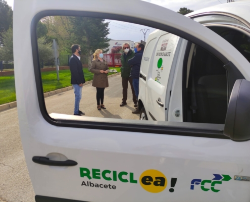 Amparo Torres en la recepción de los nuevos vehículos del programa de recogida selectiva de envases