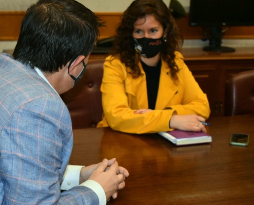 El presidente de la Diputación de Albacete, Santi Cabañero, conversa con la diputada de Modernización e Informática de la Diputación de Valen ...