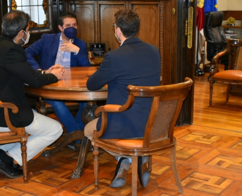 El presidente de la Diputación recibe a los directores saliente y entrante del Aeropuerto de Albacete