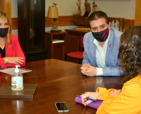 El presidente (Santi Cabañero) y la vicepresidenta (Amparo Torres) de la Diputación de Albacete conversan con la diputada de Modernización e In ...