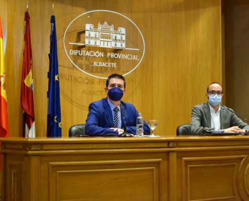 El presidente y el vicepresidente de la Diputación tras la presentación de convocatorias de ayudas para Ayuntamientos frente a la COVID19