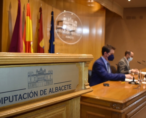 El presidente y el vicepresidente de la Diputación tras la presentación de convocatorias de ayudas para Ayuntamientos frente a la COVID19