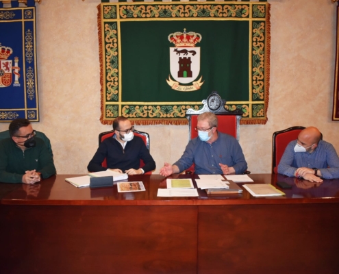 Valera y los ediles de La Gineta, durante la reunión mantenida en el Ayuntamiento