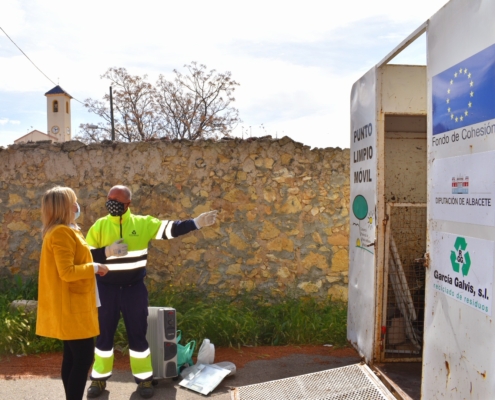 La Vicepresidenta de la Diputación y del Consorcio Provincial de Medio Ambiente de Albacete conversa con el empleado del Punto Limpio Móvil desp ...