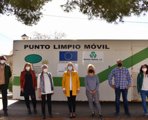 'Foto de familia' en la visita de la vicepresidenta de la Diputación y del Consorcio Provincial de Medio Ambiente de Albacete al Punto Limpio Mó ...