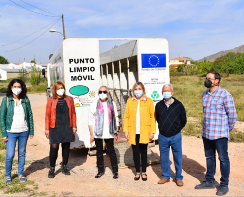 'Foto de familia' en la visita de la vicepresidenta de la Diputación y del Consorcio Provincial de Medio Ambiente de Albacete al Punto Limpio Mó ...