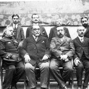 Año 1910. Sentados: gobernador militar, el gobernador civil D. Pablo Plaza, D. Antonio Gotor y D. Rafael Castilla. En pie: D. Juan Manuel Fernán ...