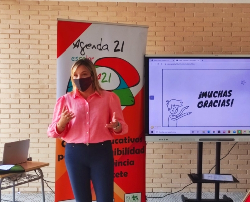 La vicepresidenta, Amparo Torres, felicita a la Comunidad Educativa del CEIP 'San Agustín' de Casas Ibáñez durante el acto.