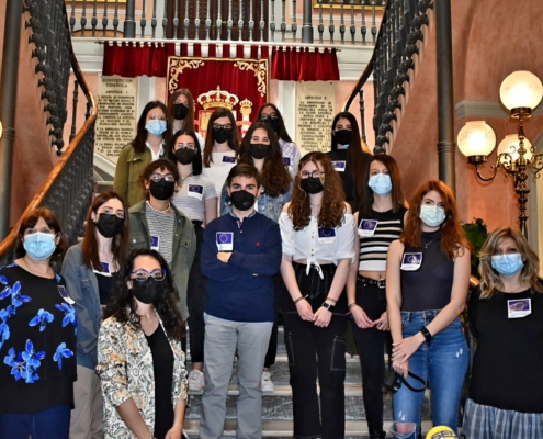 Algunos de los jóvenes del IES Amparo Sanz posan en la escalera principal del Palacio Provincial