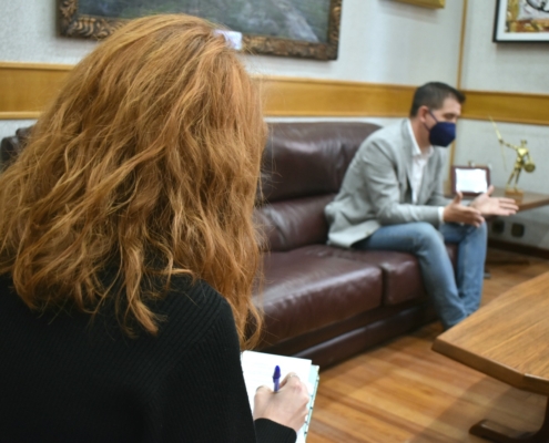 Alumna del IES Amparo Sanz de espaldas, toma nota mientras entrevista junto a otro alumno al presidente de la Diputación con motivo del Día de E ...