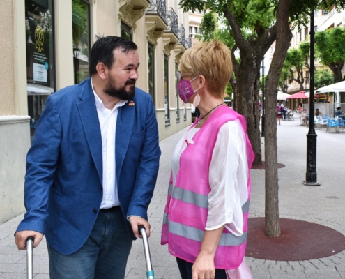 Amores se interesa por el trabajo que realiza la Asociación ACEPAIN