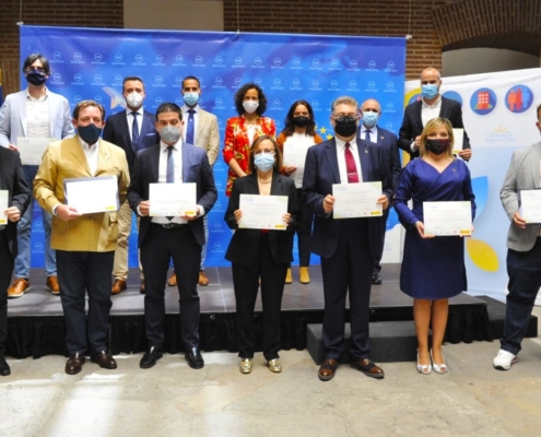 Foto de familia en la que aparece la vicepresidenta provincial, Amparo Torres, junto al resto de premiados y finalistas con sus respectivos diplom ...