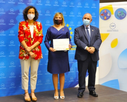 La vicepresidenta provincial, Amparo Torres, posa con el diploma acreditativo junto al secretario general de la FEMP, Carlos Daniel Casares, y a l ...