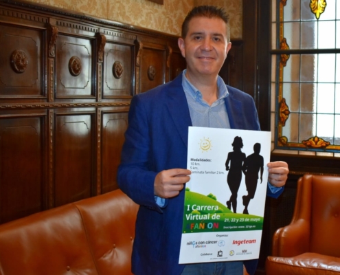 El presidente de la Diputación de Albacete, Santi Cabañero, sujeta entre sus manos el cartel de la I Carrera Virtual de AFANION