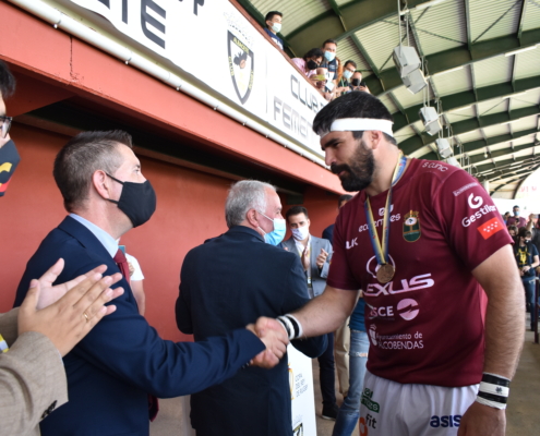 Cabañero felicita al capitán del Lexus Alcobendas