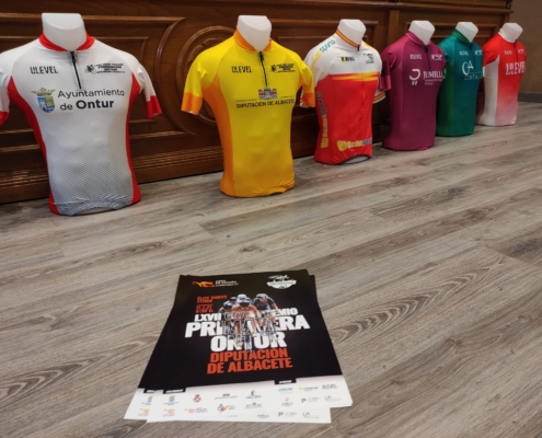 Detalle del cartel y los maillot del ‘Gran Premio Ciclista Primavera Ontur Diputación de Albacete'