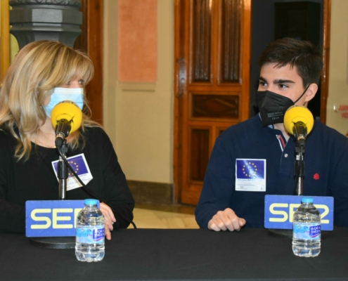 La directora (Carmen Monzó) y un alumno (Julián Navarro) del IES Amparo Sanz durante el programa especial de radio con motivo del Día de Europa