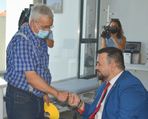 El alcalde de La Roda y vicepresidente de la Diputación, Juan Ramón Amores, durante la visita al nuevo Centro de Atención al Párkinson y otras ...