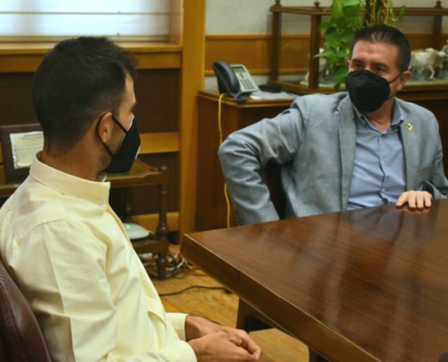 El ciclista de Madrigueras, Héctor Carretero, conversa con el presidente de la Diputación, Santi Cabañero, en la Sala de Gobierno de la Casa Pr ...