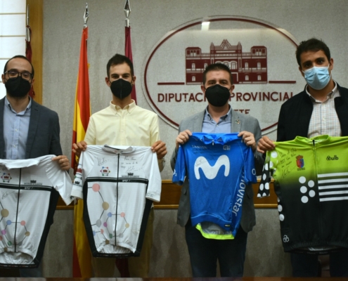 El ciclista de Madrigueras, Héctor Carretero, posa con el presidente, el vicepresidente y el diputado de Deportes de la Diputación portando dist ...