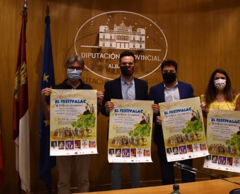 El diputado de Cultura, junto al alcalde de Alcalá del Júcar, la directora y el responsable de programación de El Festivalaco