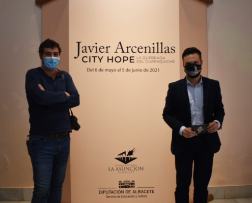 El diputado de Cultura, Miguel Zamora, junto al fotógrafo Javier Arcenillas durante la inauguración de la exposión City Hope