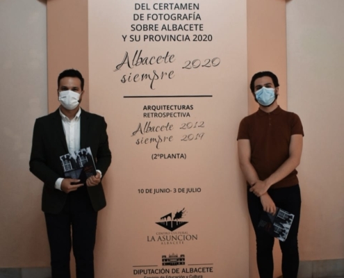 El diputado provincial de Cultura, Miguel Zamora, junto al ganador del Primer Premio de Albacete Siempre 2020, Rubén Sotoca