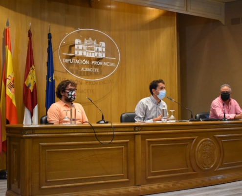 El diputado provincial de Deportes, Dani Sancha, el presidente de la la Federación de Natación de C-LM, David Amores, y el alcalde de Munera, De ...