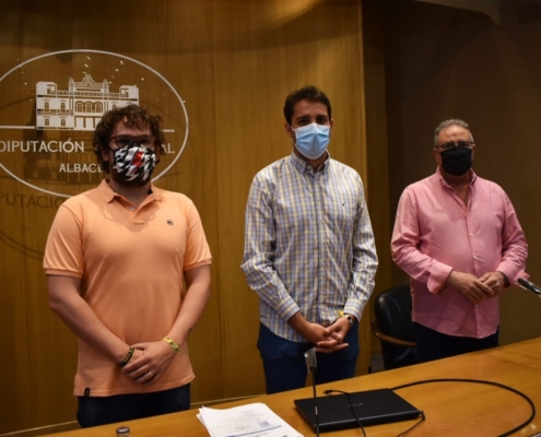 El diputado provincial de Deportes, Dani Sancha, el presidente de la la Federación de Natación de Castilla-La Mancha, David Amores, y el alcalde ...