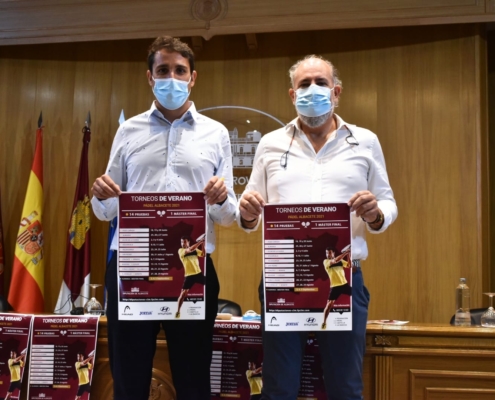 El diputado provincial de Deportes, Dani Sancha, y el presidente de la Federación de C-LM de pádel, Pepe Nieto, posan con el cartel